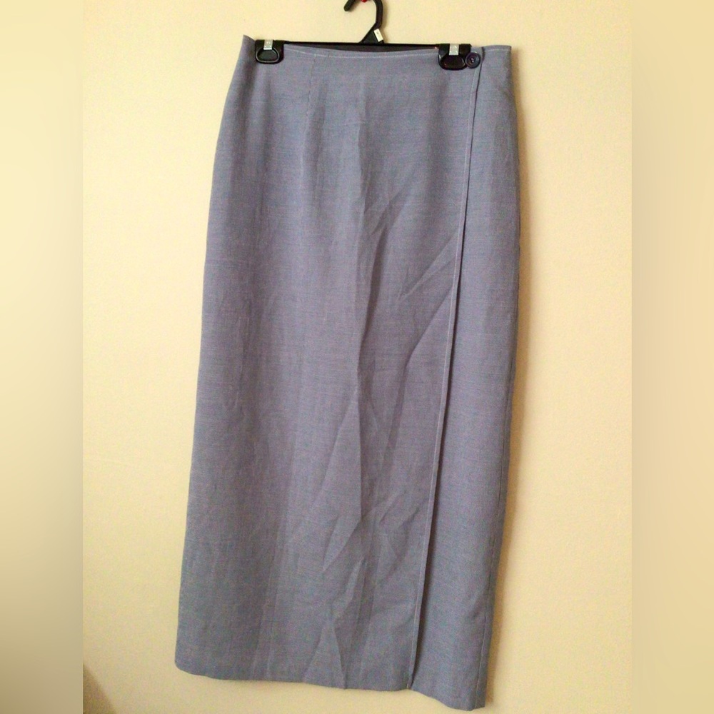 🌷2/$15 Savannah live ins wrap skirt. Size large.